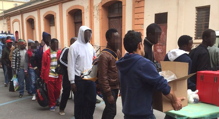 Migranti in fila al centro di accoglienza di Ventimiglia l'8 maggio 2016. ANSA/